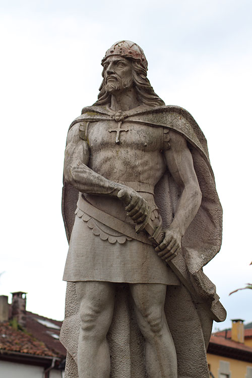 Estatua del Rey Pelayo en Cangas de Onís en Asturias