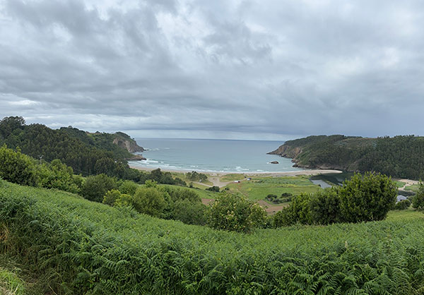Vista desde Caroyas de la playa de Cueva una vez pasado Canero en Luarca en Asturias