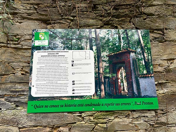 Panel indicador del cementerio moro de Barcia en Luarca, en la entrada del mismo