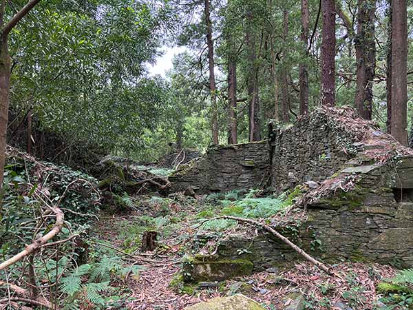 Restos de lo que pudo ser una mezquita en el cementerio moro de Barcia en Luarca, en Asturias