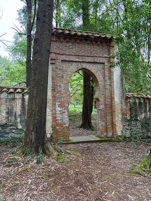 Arco de estilo árabe en la entrada al interior del cementerio moro de Barcia en Luarca en Asturias