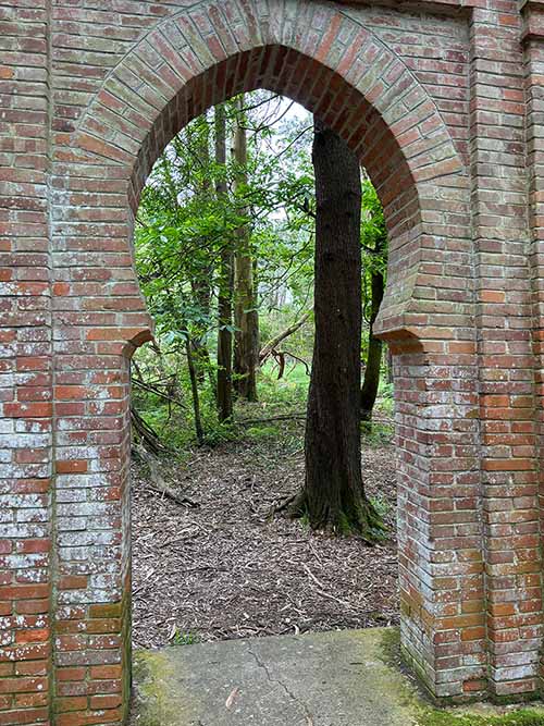 Arco de estilo árabe en la entrada al interior del cementerio moro de Barcia en Luarca en Asturias