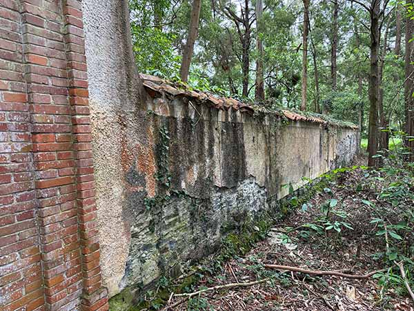 Detalle de los muros del cementerio moro de Barcia en Luarca en Asturias