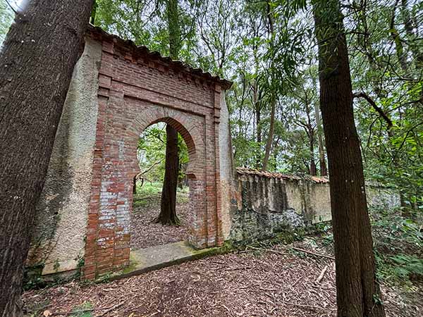 Arco de estilo árabe en la entrada al interior del cementerio moro de Barcia en Luarca en Asturias