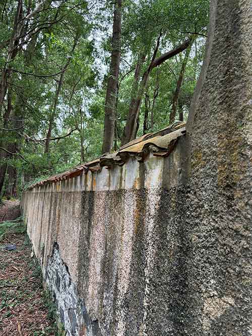 Detalle de los muros del cementerio moro de Barcia en Luarca en Asturias