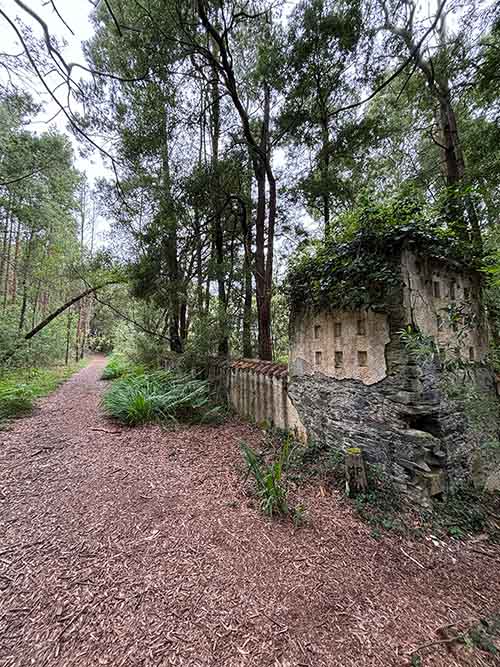 Imagen del exterior del cementerio moro de Barcia en Luarca en Asturias