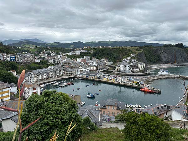 Vista de la villa de Luarca desde el barrio de la Atalaya