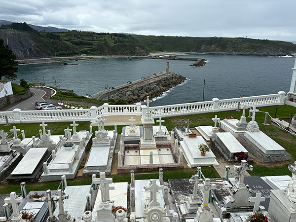 Espectaculares vistas desde el cementerio en la Atalaya de Luarca