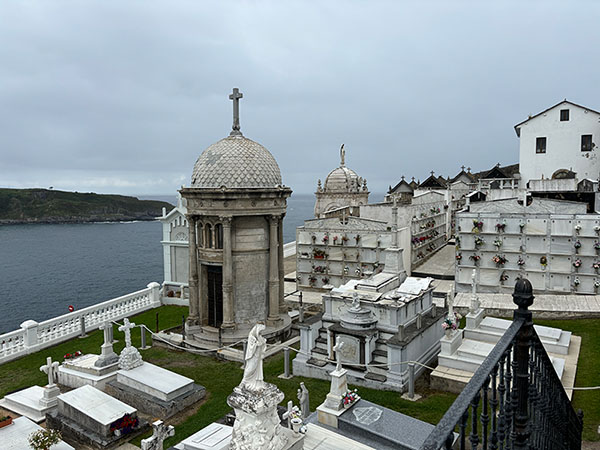 Cementerio de Luarca en el barrio de la Atalaya
