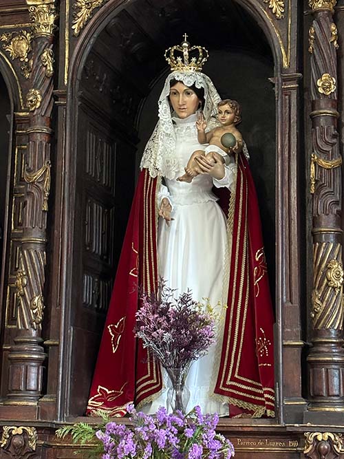 Imagen de la virgen Blanca en la ermita de la Atalaya en Luarca