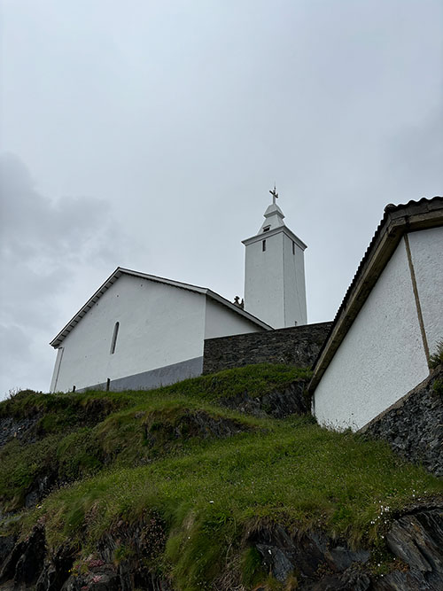 Por aquí bajaron los devotos con la virgen a cuestas en la Atalaya de Luarca