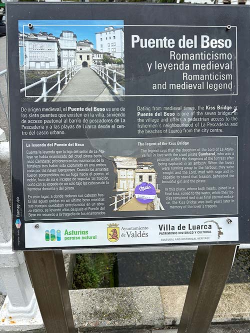 Panel retrospectivo sobre el puente del beso en Luarca en Asturias