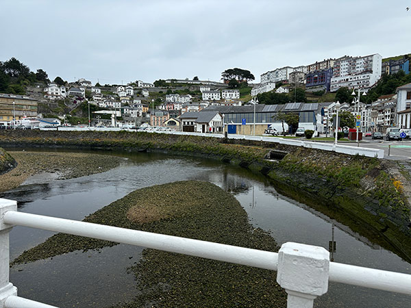 Uno de los meandros del río Negro en el barrio del Cambaral en Luarca en Asturias