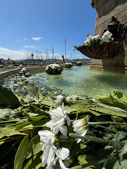 Fuente engalanada por san Juan en el puerto deportivo de Gijón