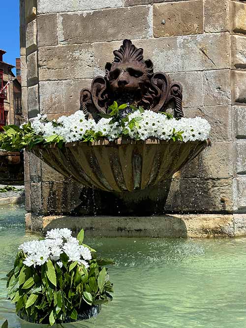 Fuente engalanada por san Juan en el puerto deportivo de Gijón