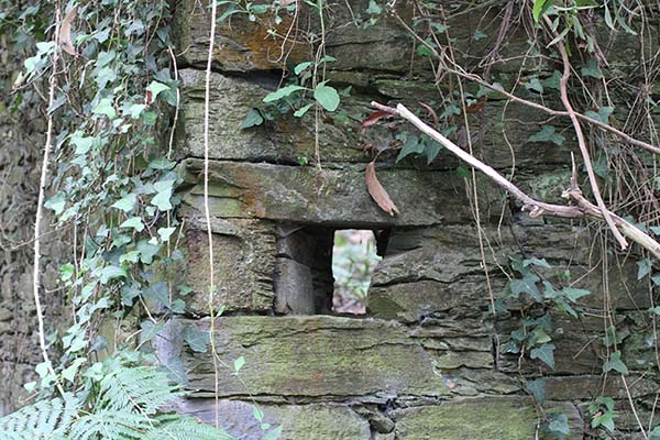 Restos de lo que pudo ser una mezquita en el cementerio moro de Barcia en Luarca, en Asturias