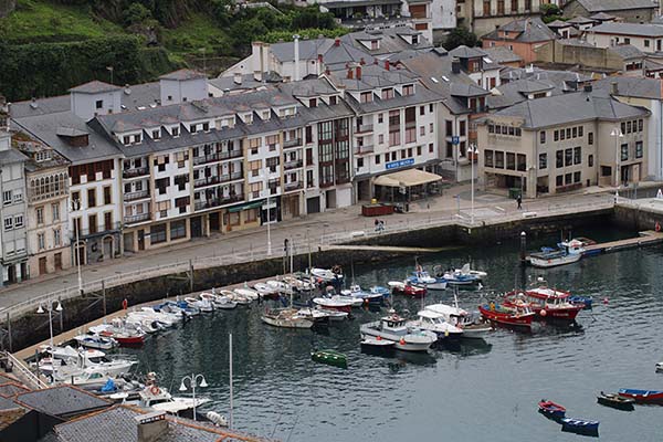 Vista del barrio del Cambaral en Luarca en Asturias