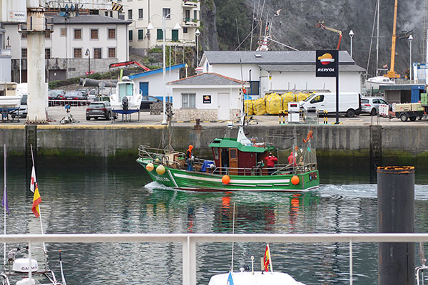 Barco pesquero llegando al puerto de Luarca a descargar el pescado
