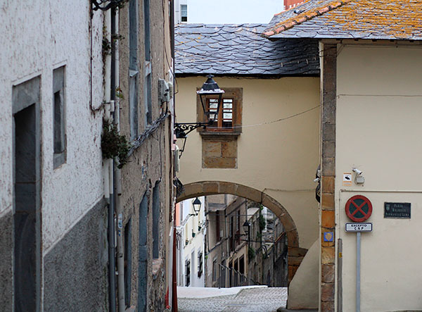 Descendiendo desde la Atalaya hasta el puerto en Luarca en Asturias