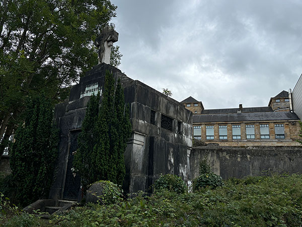 Vista de uno de los panteones en el interior del cementerio Santa Filomena de Somió en Gijón
