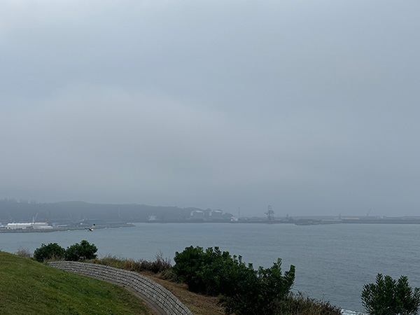 Vista del puerto del Musel entre la neblina mañanera desde el cerro de Santa Catalina en Gijón