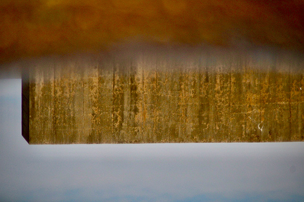 Parte del hormigón que conforma el elogio del horizonte reflejado en el agua de un charco de lluvia