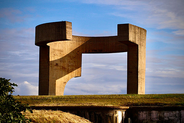 Elogio del horizonte, observa los 2 grandes puntales que sostienen la estructura elipsoide