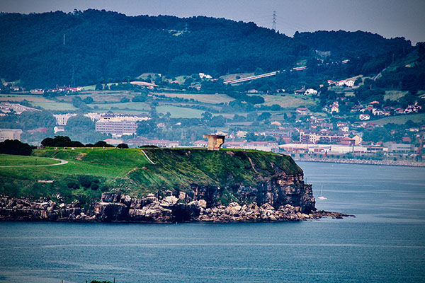 Vista del elogio del horizonte desde la senda del Cervigón a la altura de la playa de Peñarrubia