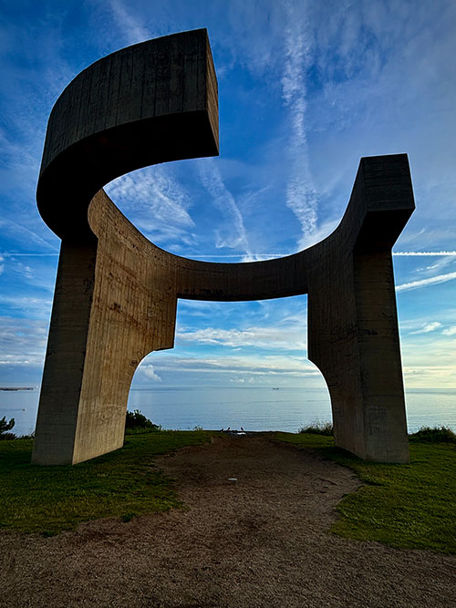 Elogio del horizonte de Chillida en Gijón, vista de su emplazamiento frente al mar