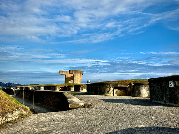 Elogio del horizonte, la obra de Eduardo Chillida situada en la zona desmilitarizada y bunkerizada del cerro de Santa Catalina en Gijón