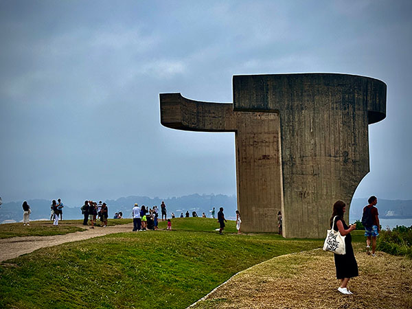 Visitantes en el Elogio del horizonte en Gijón