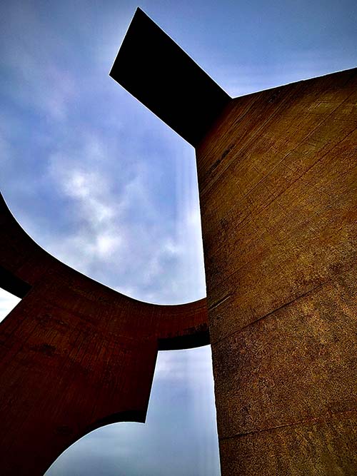 Vista interior de parte del Elogio del horizonte en Gijón