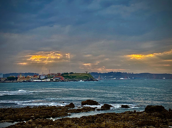 Vista del Cerro de Santa Catalina y el elogio del horizonte desde el pedrero del Rinconín en Gijón