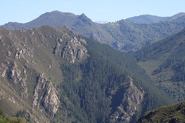 Paisaje desde Bandujo en Asturias, en donde se observa parte del valle y los montes que lo rodean