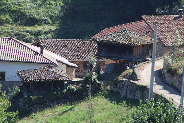 Hórreos y paneras en Bandujo en Asturias