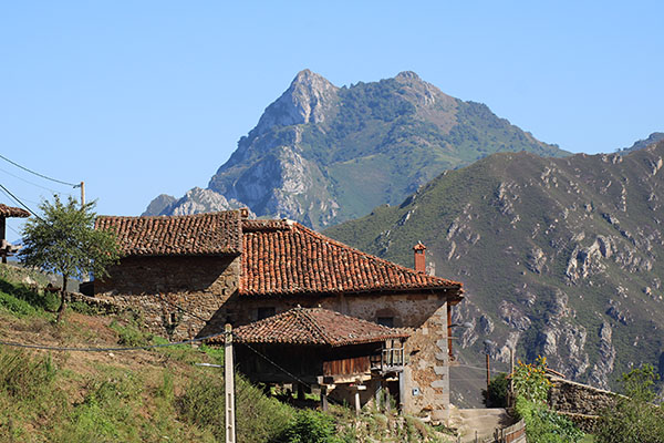 Hórreos y paneras en Bandujo en Asturias