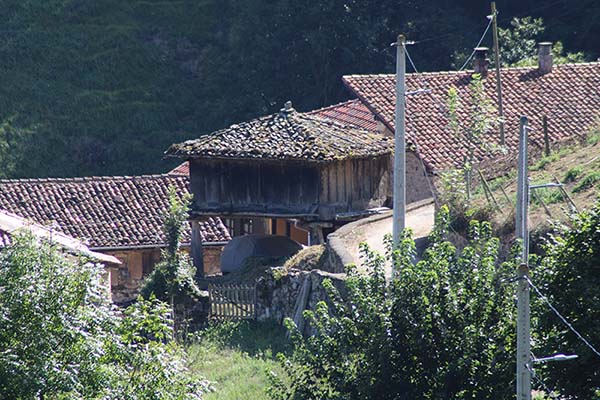 Hórreos y paneras en Bandujo en Asturias