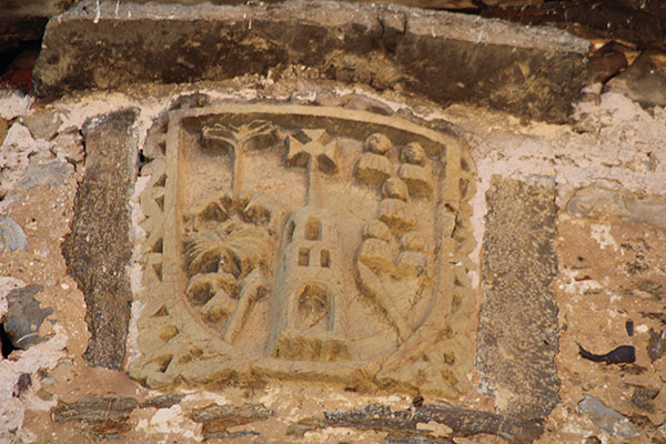 Escudo del torreón de Bandujo con los blasones de los Tuñón, los Miranda y los Bandujo en la parte exterior del torreón de Bandujo