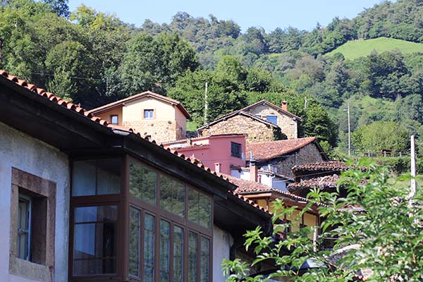 El pueblo de Bandujo asentado por la ladera de la montaña