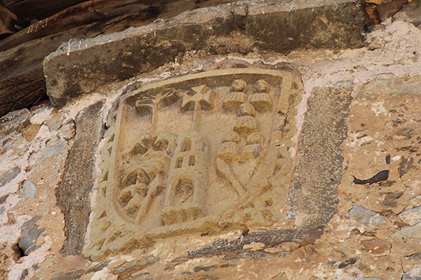 Escudo de los Tuñón, los Miranda y los Bandujo en la parte exterior del torreón de Bandujo