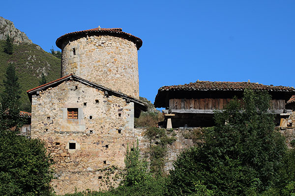Hórreos y paneras en Bandujo en Asturias