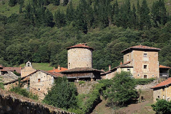 Vista de los principales edificios medievales del conjunto histórico de Bandujo en Asturias