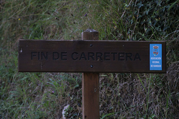 Señal de fin de carretera en Bandujo en Asturias