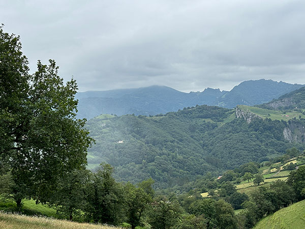 Vistas desde las ruinas del castillo de Tudela en Santianes en Oviedo