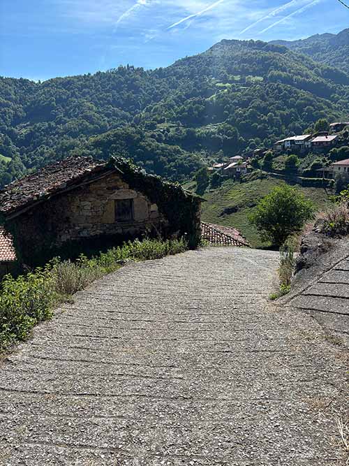 Pistas de hormigón comunican los diferentes barrios de Bandujo en Asturias