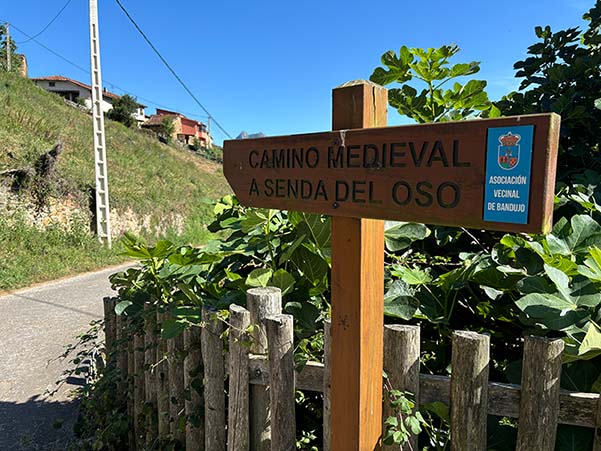 Indicador hacia el camino medieval en Bandujo en Asturias