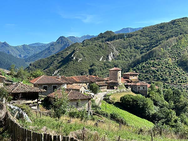 Pistas de hormigón comunican los diferentes barrios de Bandujo en Asturias