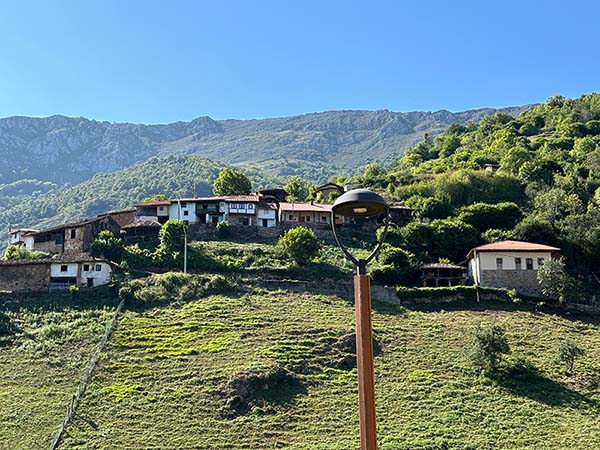 El pueblo de Bandujo asentado por la ladera de la montaña