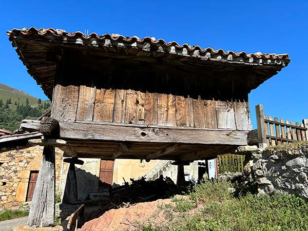 Hórreos y paneras en Bandujo en Asturias