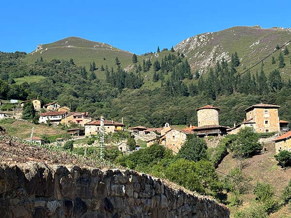 El pueblo de Bandujo asentado por la ladera de la montaña